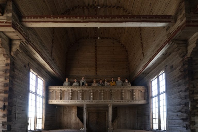 Ihmisiä Petäjäveden vanhan kirkon parvella