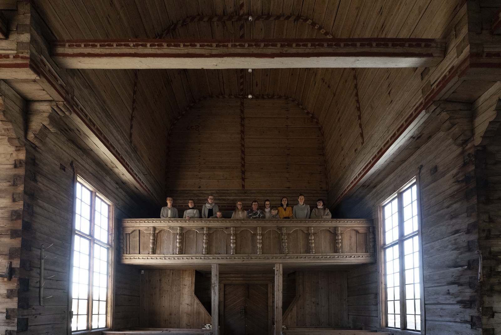 Ihmisiä Petäjäveden vanhan kirkon parvella