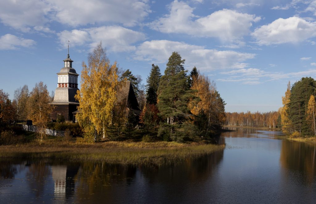 Petäjäveden vanha kirkko syksyllä, kuva Anne Kalliola