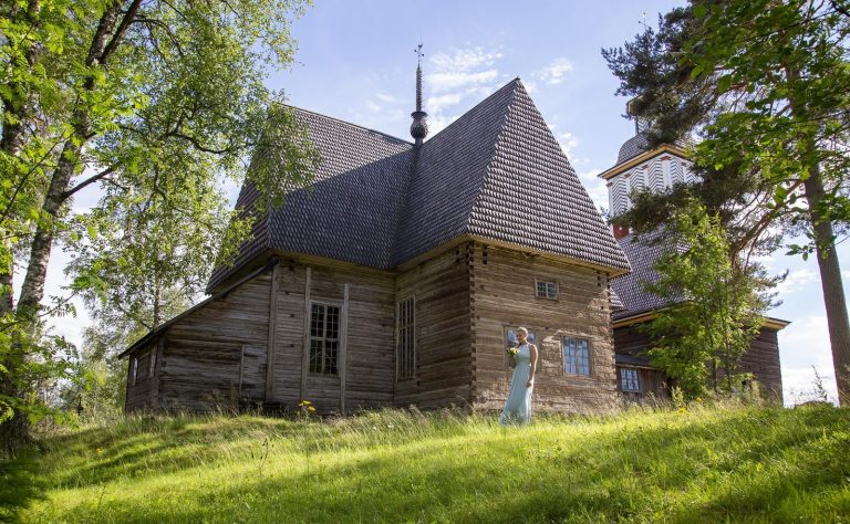 Petäjäveden vanha kirkko ja neito kuva Anne Kalliola e1655195211172