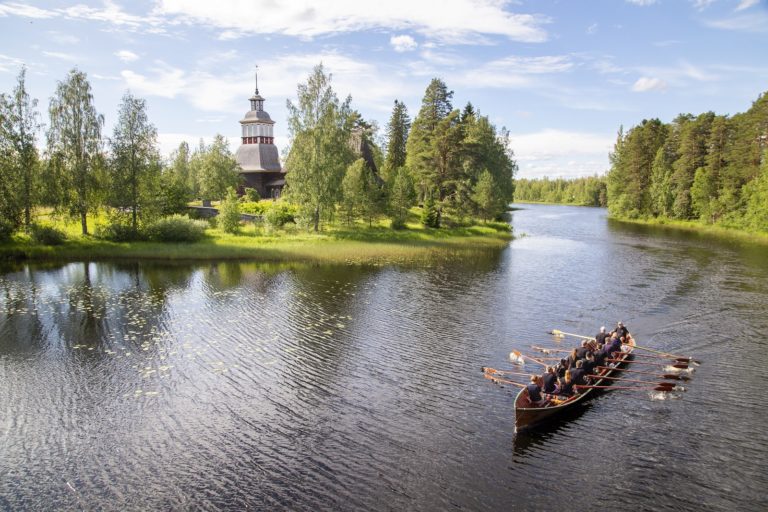 Petäjäveden vanha kirkko ja vene kuva Anne Kalliola 5