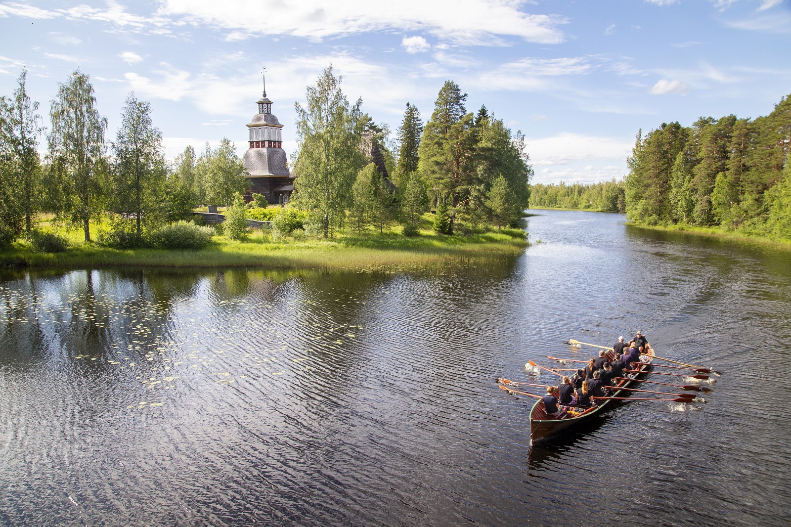 Petäjäveden vanha kirkko ja vene kuva Anne Kalliola 5