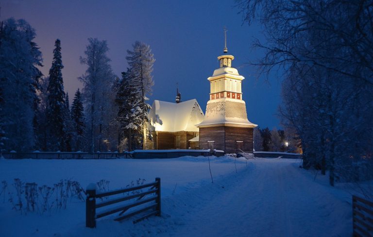Petäjäveden vanha kirkko talviyönä pieni e1668167008846