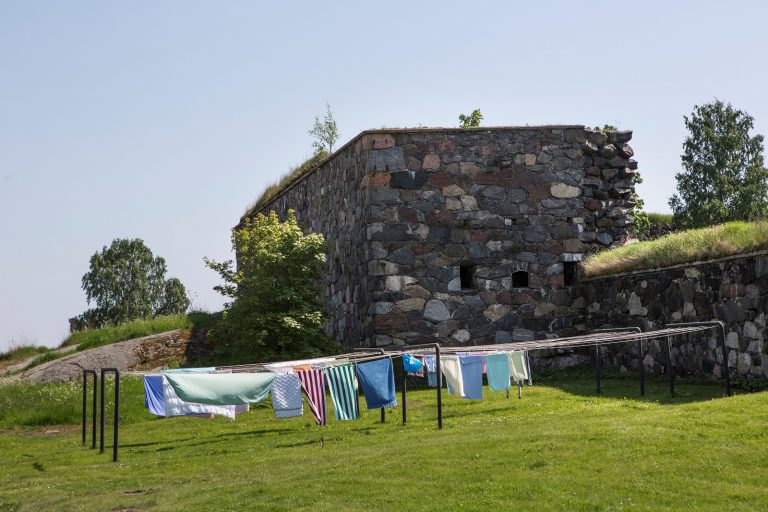 Pyykkejä narulla kuva Dorit Salutskij