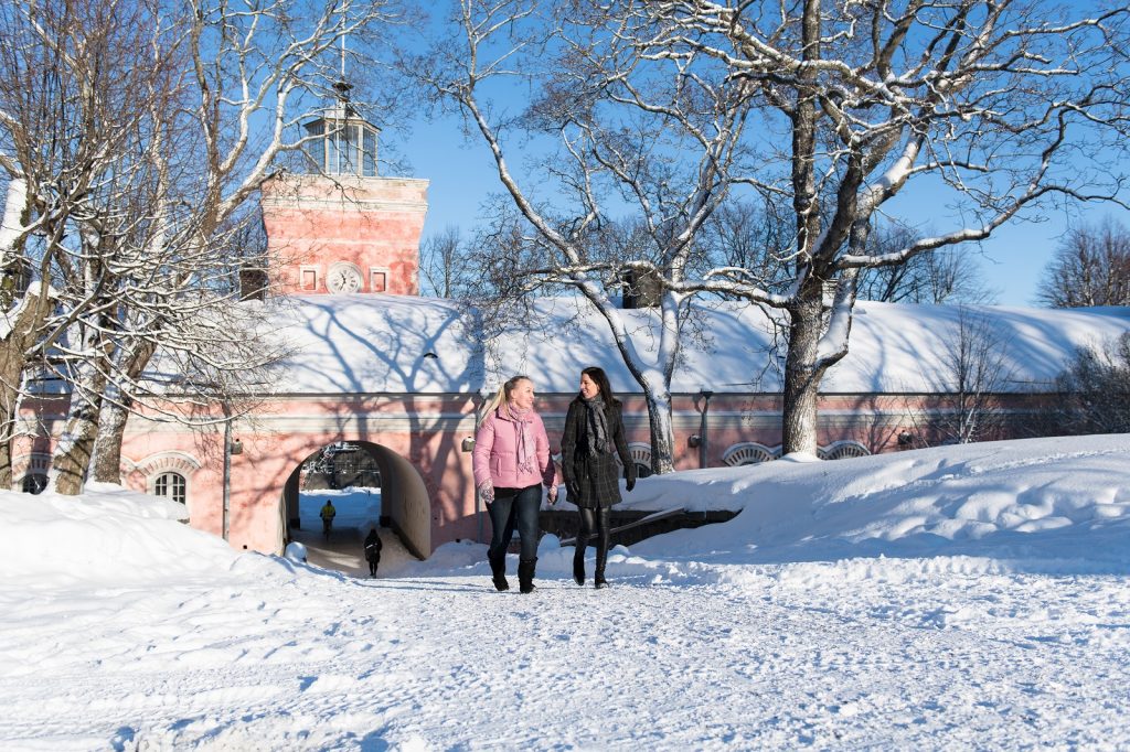 Suomenlinnan kävijöitä talvella Rantakasarmin edessä