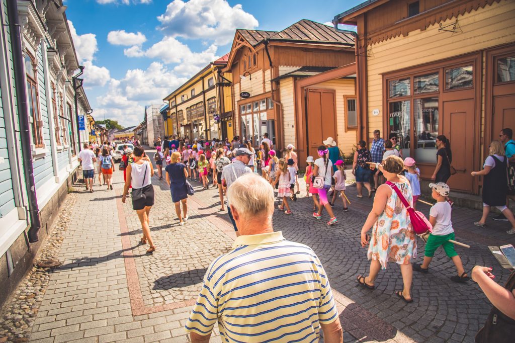 Vanhan Rauman kävijöitä, kuva Rauman kaupunki